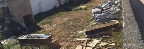 A Ugento una discarica a cielo aperto di bare e indumenti di defunti