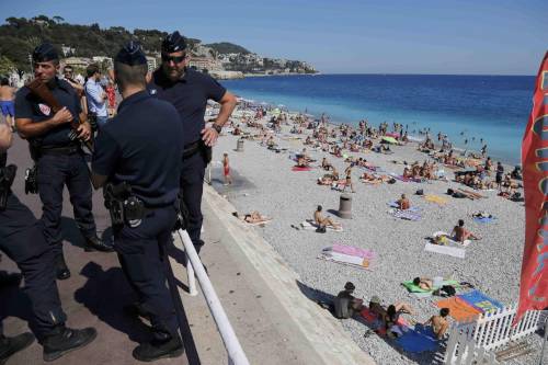 Nizza, contestazioni per Valls e spazzatura per l'attentatore