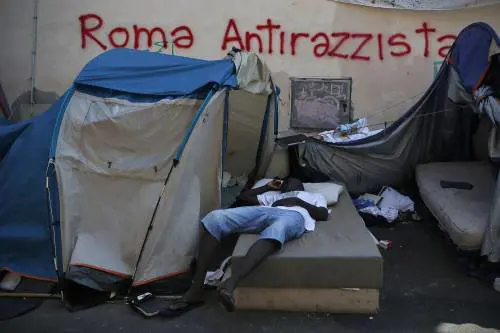Roma, smantellata la tendopoli dei migranti del Baobab