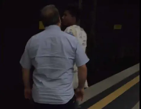 Immigrato senza biglietto in metro, controllore lo copre di insulti: "Sei una m..."