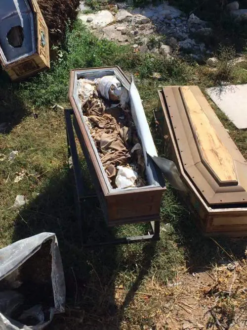 Lecce, discarica abusiva di bare e vestiti di morti