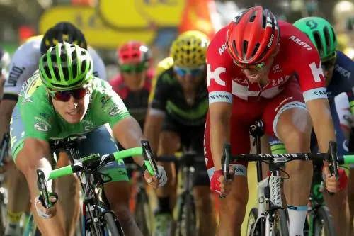 Multa per chi sorpassa i ciclisti a meno di un metro e mezzo