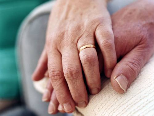 Dopo 77 anni di matrimonio muoiono a cinque ore di distanza