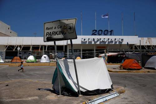 Grecia, i migranti invadono il plesso olimpico del 2004