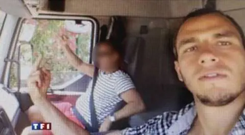 Il terrorista di Nizza e le foto col camion