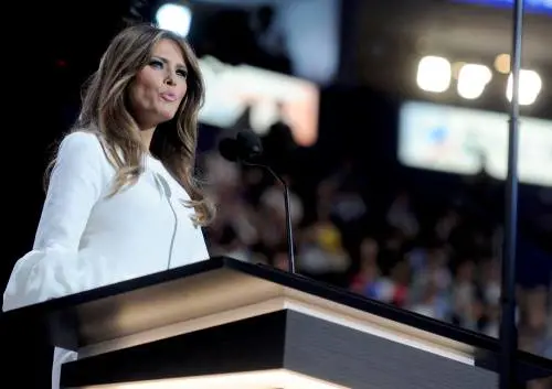 Un altro guaio per Melania Trump: "Non è vero che è laureata"