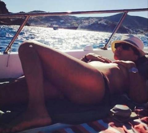 Camila Raznovich in topless a Ponza: vacanze e relax