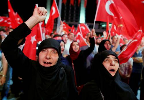 Turchia, i fan di Erdogan esultano: "Imporremo il velo alle donne"