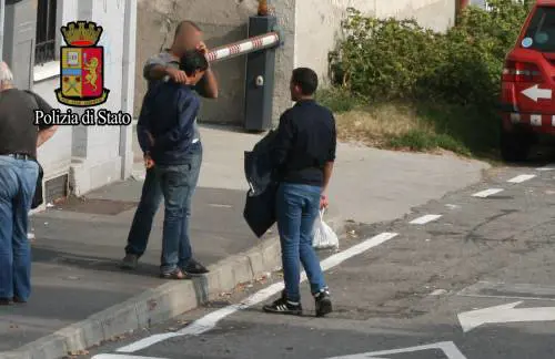 Milano, arrestati gli "scafisti di terra": prelevavano gli immigrati a Centrale