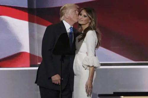 Melania, l'aspirante first lady in abito bianco alla convention