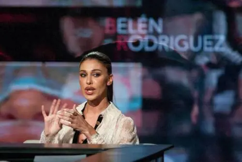 Il giornalista di Dagospia: "Belen mi ha preso a calci"
