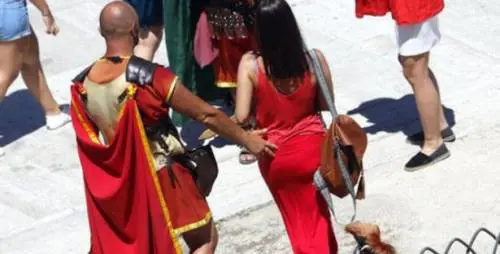 Nella Roma del degrado fra molestie e soldi in nero tornano i finti centurioni