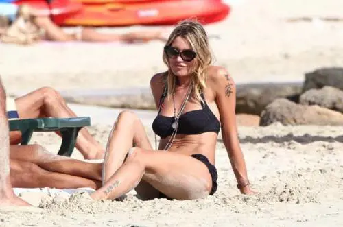 Elenoire Casalegno, topless bollente in spiaggia
