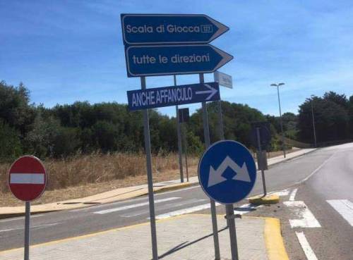 Cartello stradale indica come andare "affanc...": polemica a Sassari 