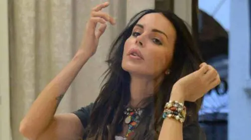 Nina Moric compie 40 anni: linguaccia su Facebook