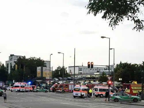 Il racconto di un testimone: "Siamo scesi nei magazzini e ci siamo barricati dentro"