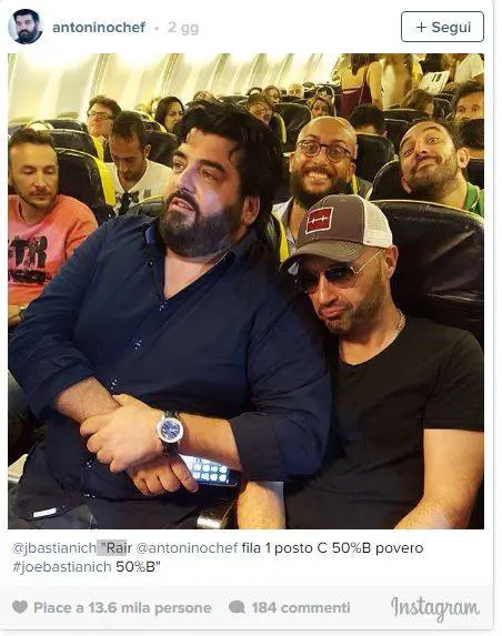 Cannavacciuolo nella bufera per la foto su un volo low cost
