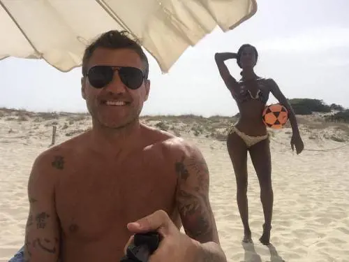 Bobo Vieri e la vacanza a Formentera: tra Jazzma e il footvolley