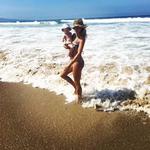Elisabetta Canalis, a tutta famiglia dall'Italia a Malibu