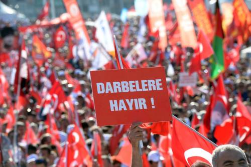 Un cartello esposto alla manifestazione a Taksim dice "no ai colpi di Stato"