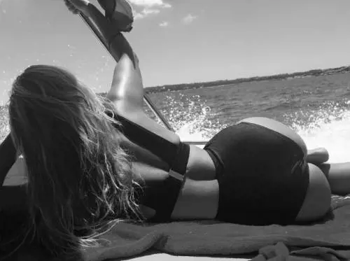 Emma Marrone, curve hot in barca