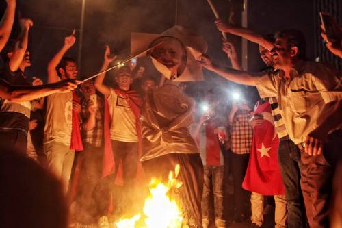 Un'effige di Fethullah Gulen bruciata a Istanbul da sostenitori del presidente Erdogan