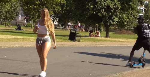 Cosa succede quando una ragazza curvy passeggia da sola?