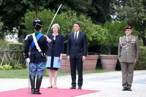 Incontro tra Renzi e May: "Certezza su tempi del Brexit"