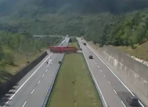 Tir inverte la marcia in autostrada