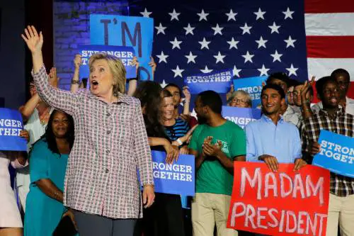 È la notte di Hillary: prima donna candidata ma con l'incubo Trump