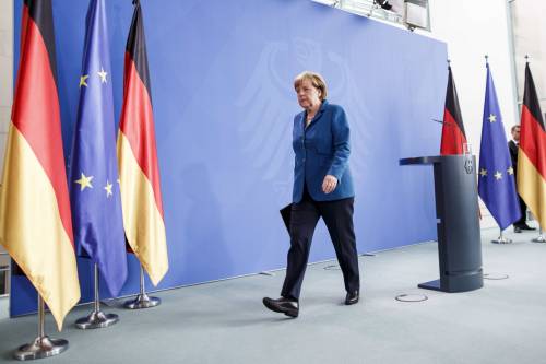 La Merkel non chiude le porte ai migranti "In guerra con l'Isis, non con l'islam"