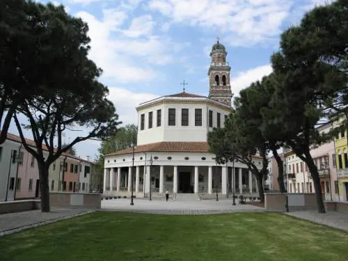 Rovigo, abito arabo e pistola ​fanno irruzione in una chiesa