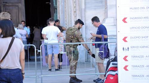 Militari controllano i turisti all'ingresso del Duomo a Milano