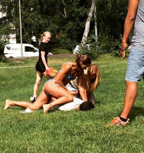 La poliziotta in bikini sventa una rapina al parco