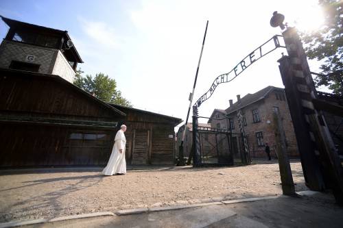 Papa Francesco ad Auschwitz prega davanti alla forca