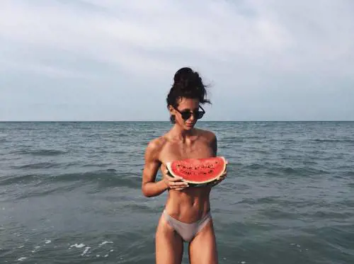 Giulia Calcaterra, topless col cocomero