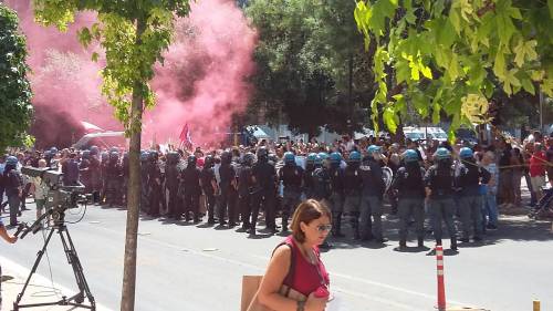 "Basta, ci stanno ammazzando". Renzi accolto da fischi a Taranto
