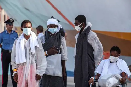 Così la Ue finanzia l'immigrazione: soldi a chi cerca gli immigrati in mare