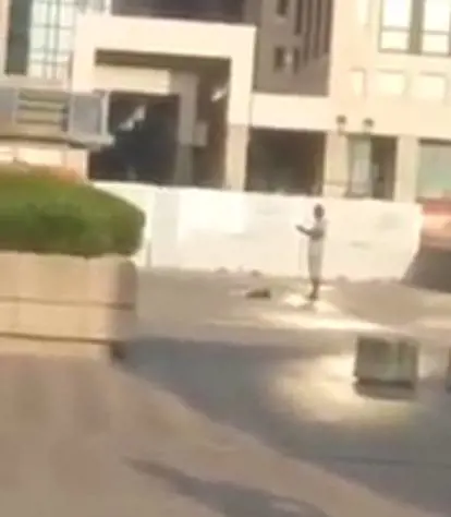 Ecco il momento in cui il nigeriano minaccia di sparare ai passanti