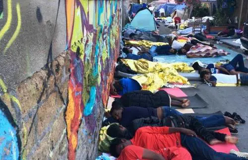 Migranti, la Raggi ammette: "Non so affrontare l'emergenza"