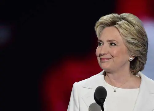 Hillary è già nella storia. La prima donna candidata punta sulla continuità