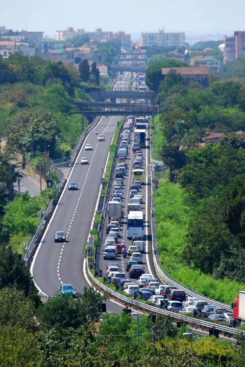 Rapina al portavalori in autostrada: bottino da 100mila euro