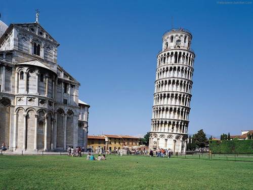 Incidono il nome sulla Torre di Pisa: arrestati due turisti americani