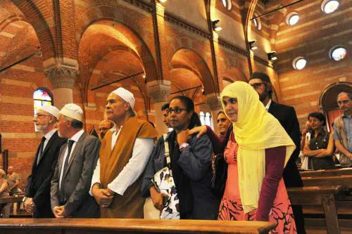 Prete sgozzato, islamici a Messa con i cattolici