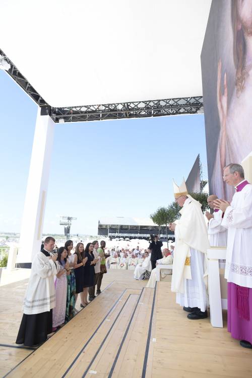 Il Papa ai giovani: "Sognate e non accettate l'odio tra i popoli"
