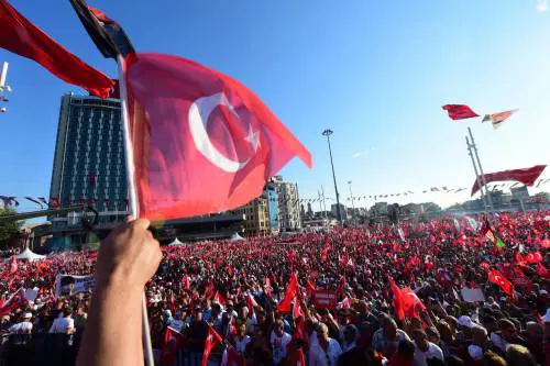 Polizia turca circonda base Nato di Incirlik