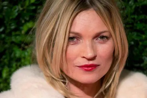Kate Moss, reggiseno trasparente a Venezia