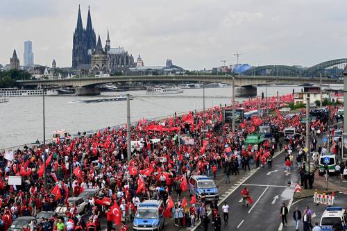 Manifestanti pro-Erdogan a Colonia, per una manifestazione contro il fallito golpe