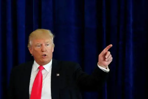 Un'altra donna accusa Trump. Ma lui: "Troppo brutta per me"