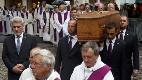 Rouen, funerale del sacerdote sgozzato dall'Isis
